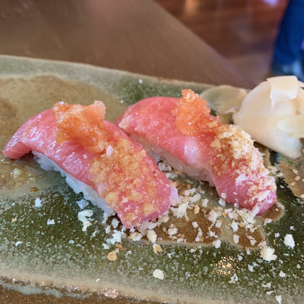 Nigiri de Toro y Tomate de Colgar Umo Restaurante